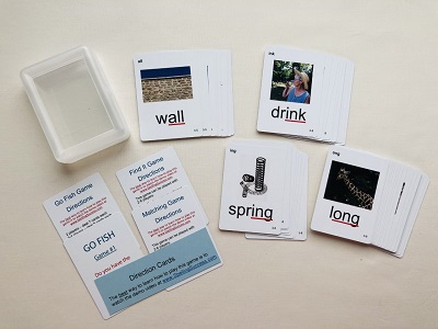 White cards with pictures of objects on them.