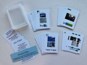 White cards with pictures of objects on them.